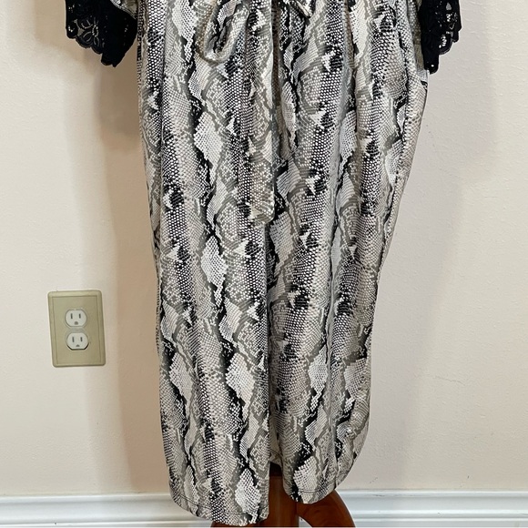 Torrid Snake Print Robe Size 2 - Picture 8 of 16